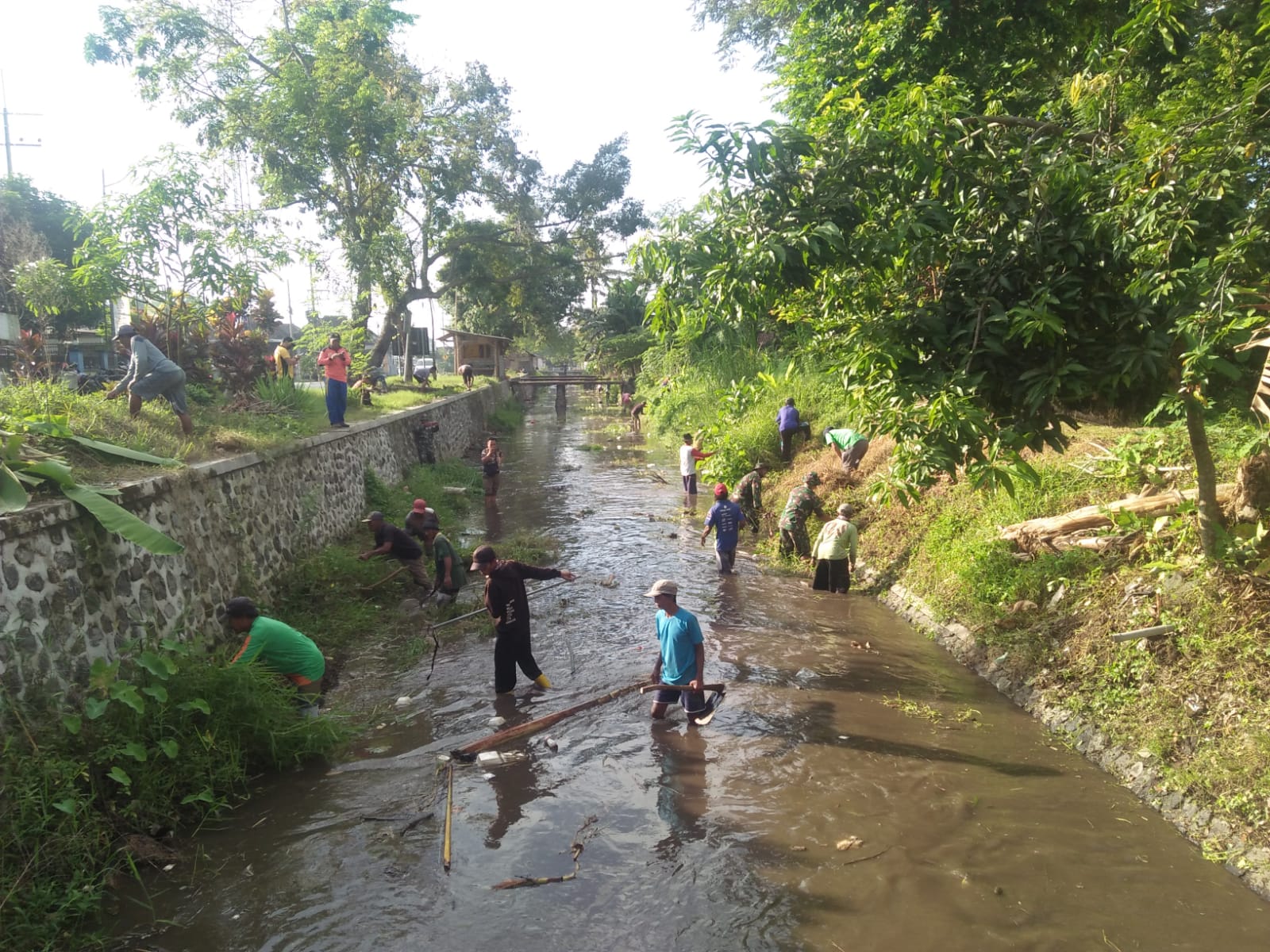 Babinsa Tekung Bersama Warga Bersih Bersih Sungai Repeh