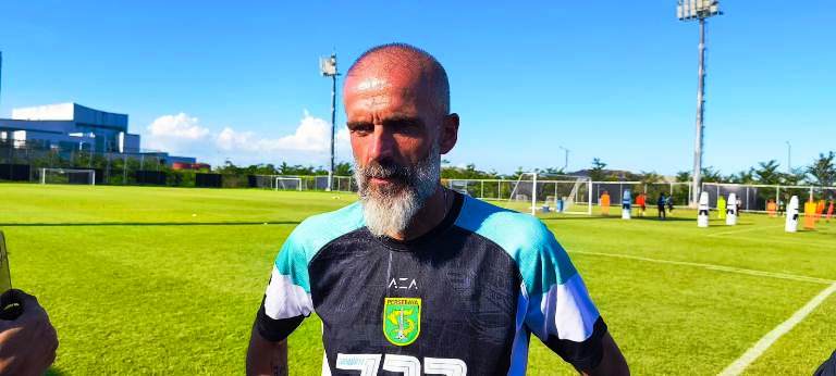 Fokus pada Kekuatan Tim, Bukan Individu: Strategi Pelatih Persebaya Menuju Super League 2025/2026