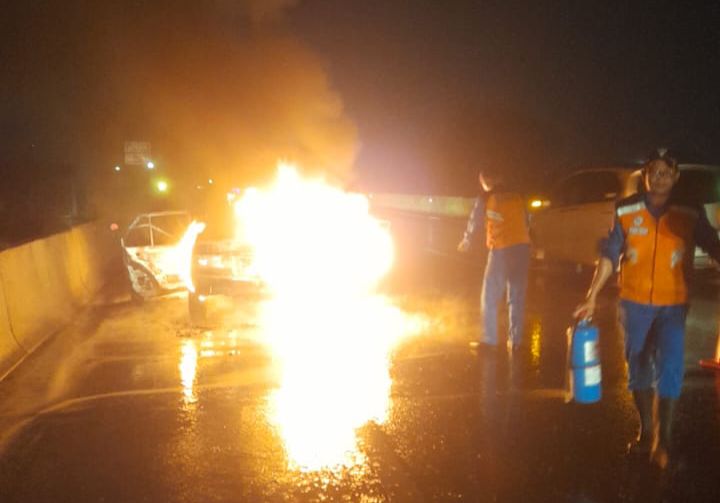 Pulang Kampung, Sedan Corolla Milik Warga Tuban Hangus Terbakar di Tol Surabaya-Gresik