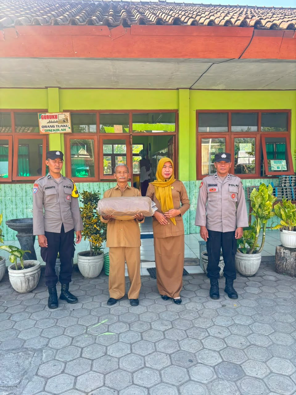 Polisi Ngawi Dukung Pendidikan Karakter, SDN 5 Gerih Terima Bantuan Peralatan Pramuka