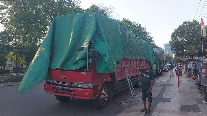 Terekam CCTV, Maling Terpal Truk Ulangi Aksi di Perak Timur Surabaya