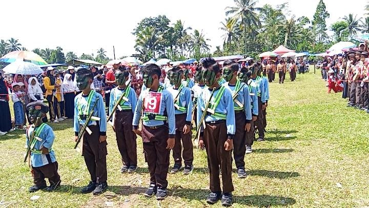 Gerak Jalan Peringatan HUT Ke-80 RI, Penampilan Peserta dari SDN Pasrujambe 01 Berkostum Ala Rambo