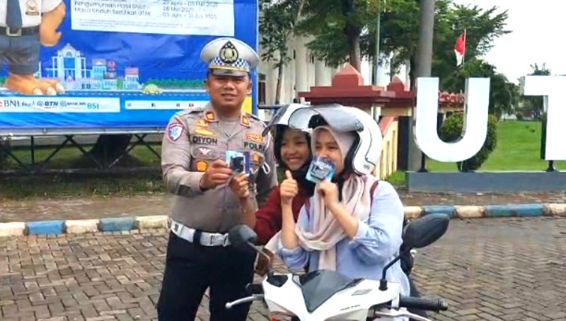 Cegah Aksi Curanmor, Tim Patroli Polres Bangkalan Bagikan Ratusan Kunci Ganda Gratis Kepada Warga
