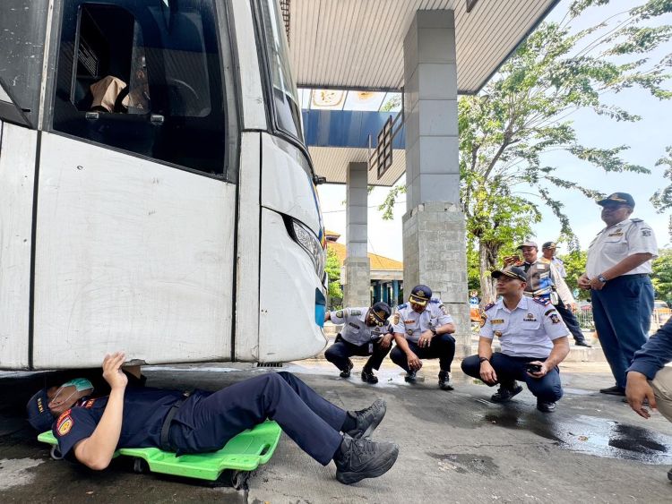 Dishub Surabaya Perketat Ramp Check Bus di Terminal Tambak Osowilangun Jelang Mudik