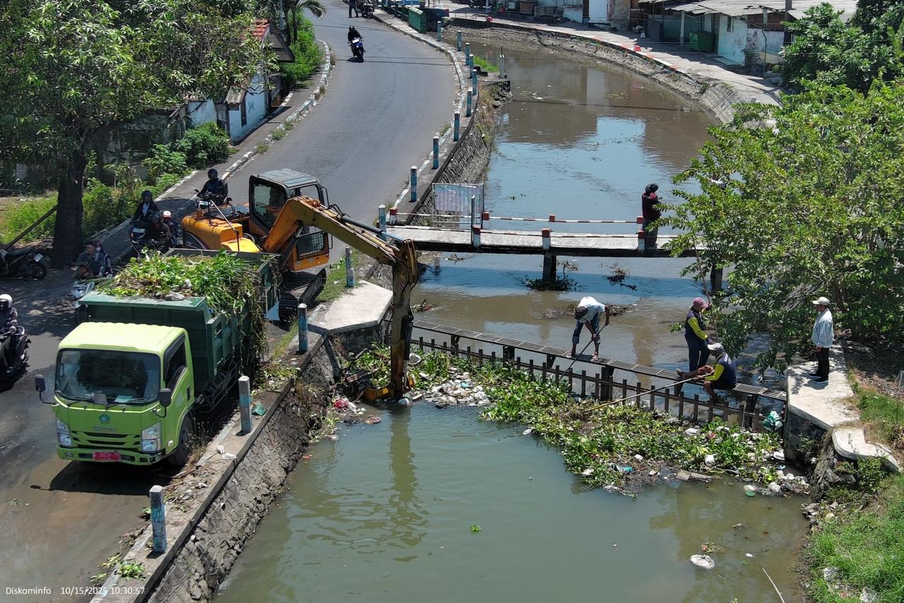 Pemkab Sidoarjo Bersihkan Tumpukan Sampah di Sungai Keboananom