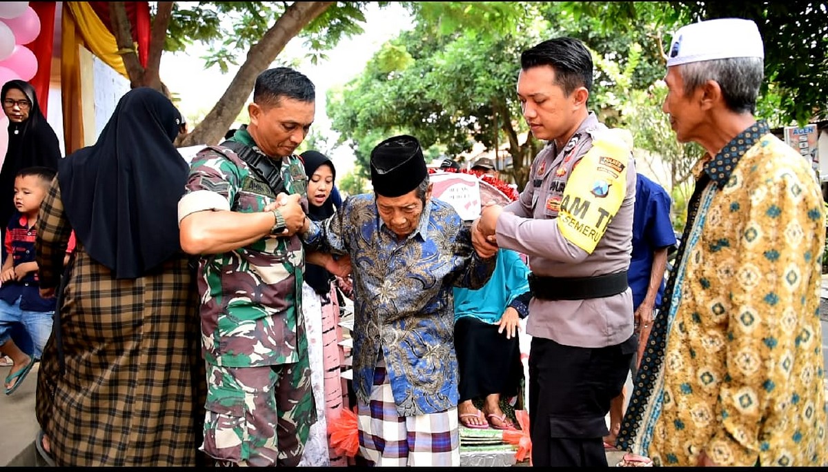 Tingkatkan Minat Masyarakat Datang ke TPS, TNI Polri di Situbondo Sediakan Layanan Antar Jemput Lansia