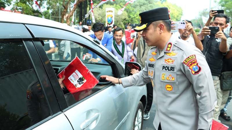 Kapolres Bangkalan AKBP Hendro Ikut Berjibaku Bagikan Bendera Merah Putih Gratis