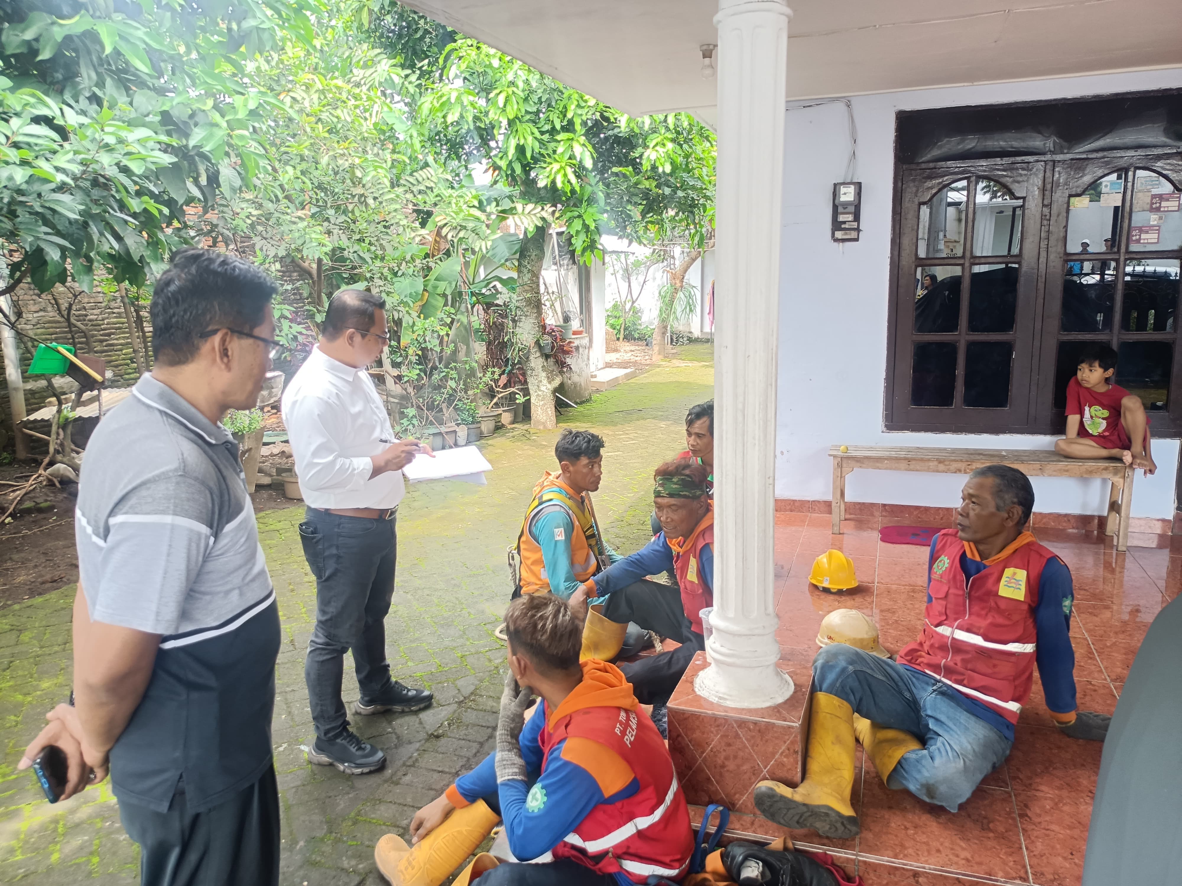 Ganti Kabel di Singosari, Pekerja Kesetrum hingga Bergelantungan