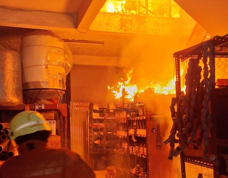 Toko Bangunan di Bratang Binangun Surabaya Membara Penyebabnya Korsleting Listrik