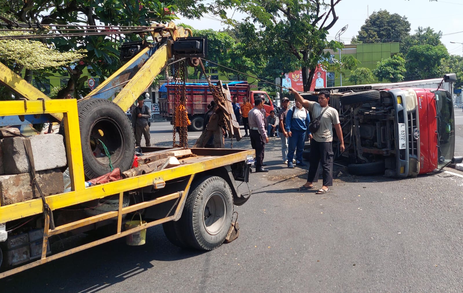 Truk Boks Muat Sembako Terguling di Bundaran Dolog, Sopir Terluka
