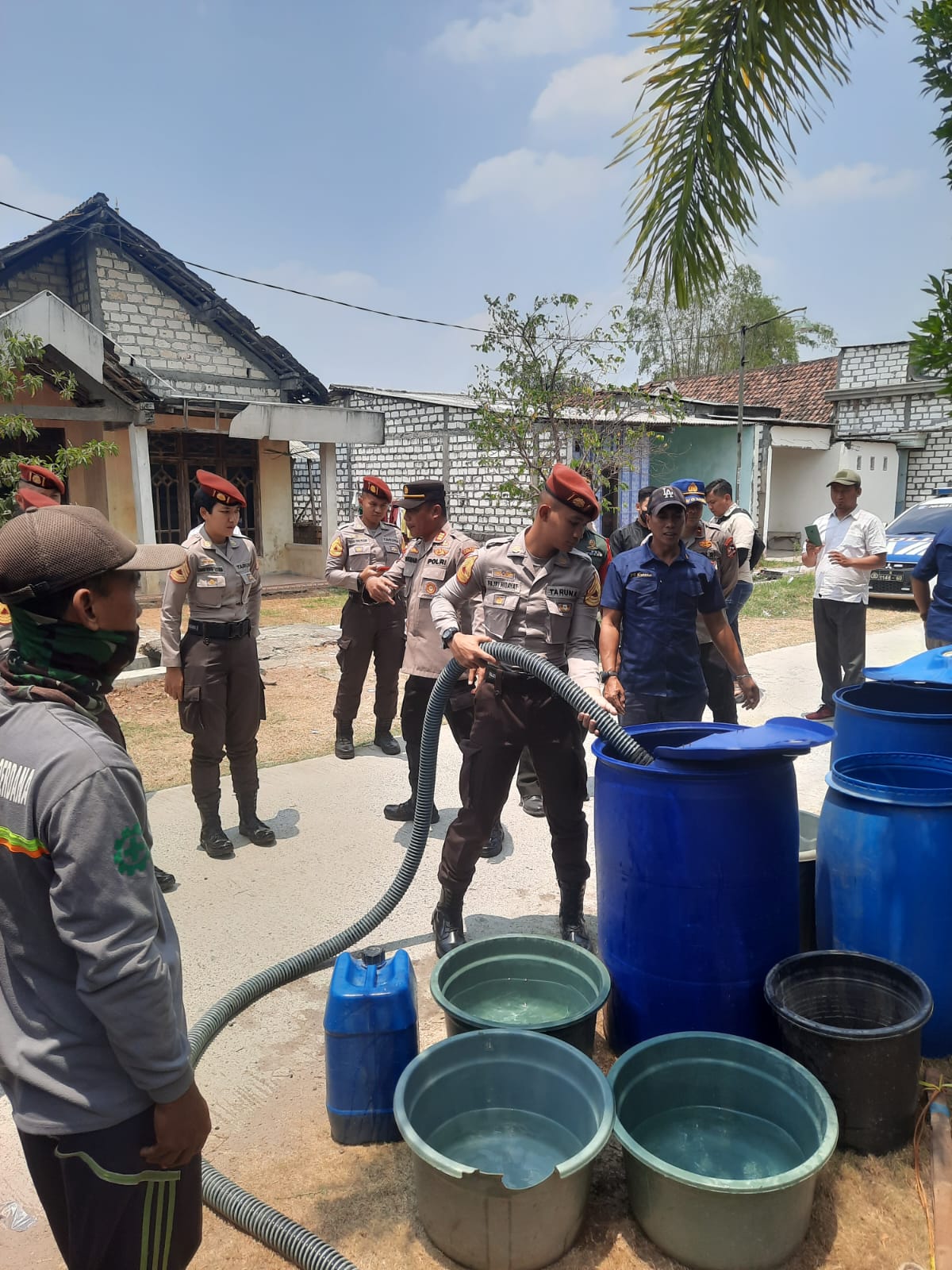 Wakapolres Lamongan Berangkatkan 10 Truk Air Bersih di Desa Kedungkumpul