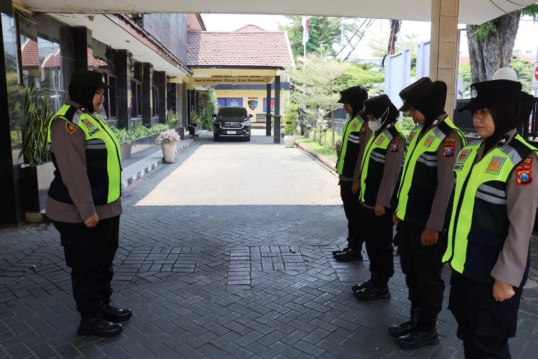 Polwan Polres Pelabuhan Tanjung Perak Surabaya Amankan Ibadah Salat Jumat