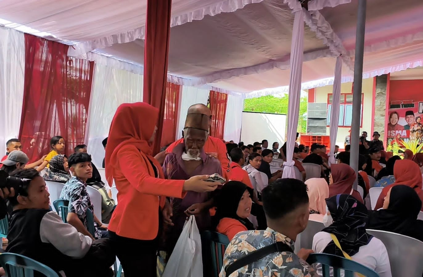 Risma Tunjukkan Empati, Hentikan Pidato demi Bantu Kakek Berpakaian Lusuh Melintas