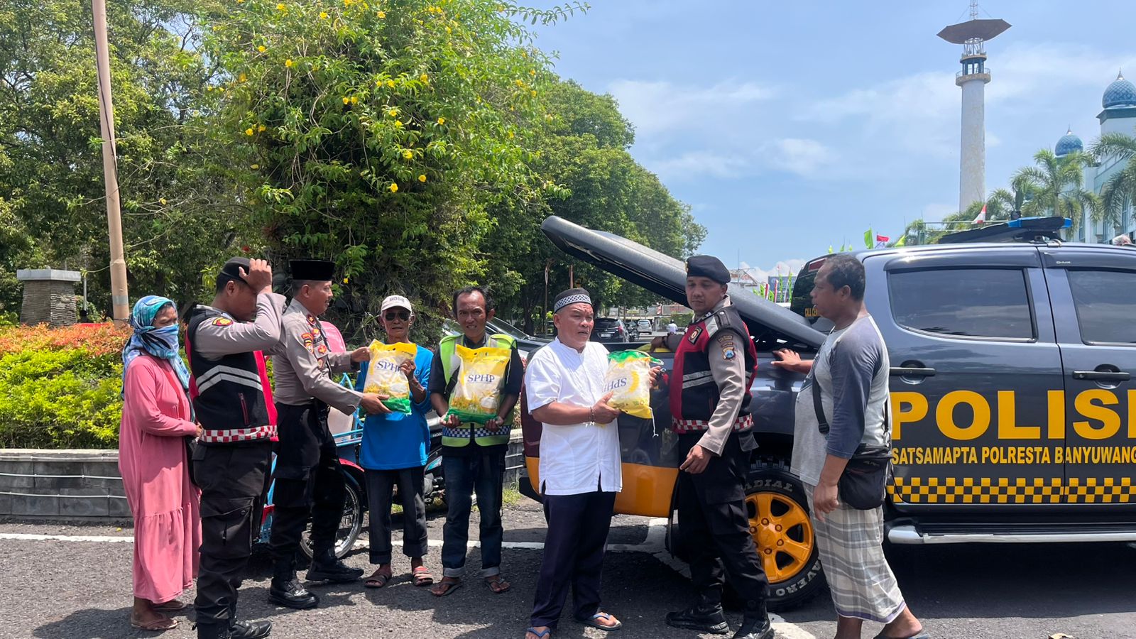 Jumat Berkah Polresta Banyuwangi Bagikan Beras SPHP kepada Jukir, Tukang Becak, dan Takmir Masjid Agung