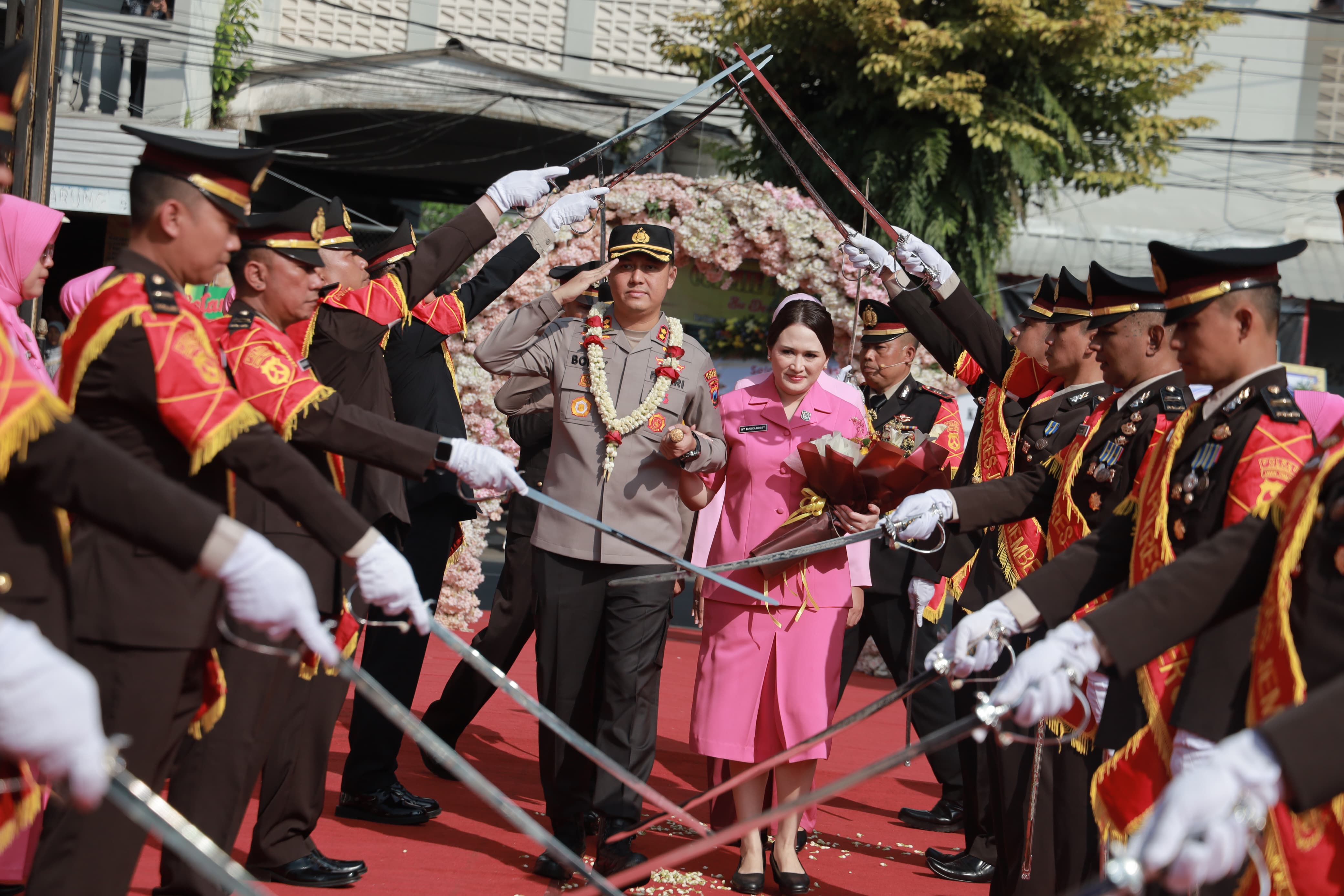 Kapolres Jember Baru Disambut Tradisi Pedang Pora