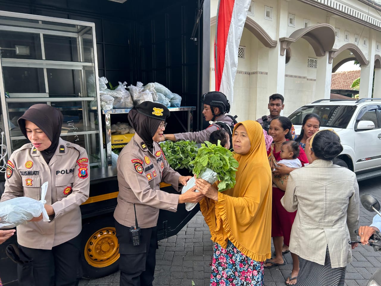 Mobil Dapur Lapangan Polisi Sidoarjo Sapa Emak-emak