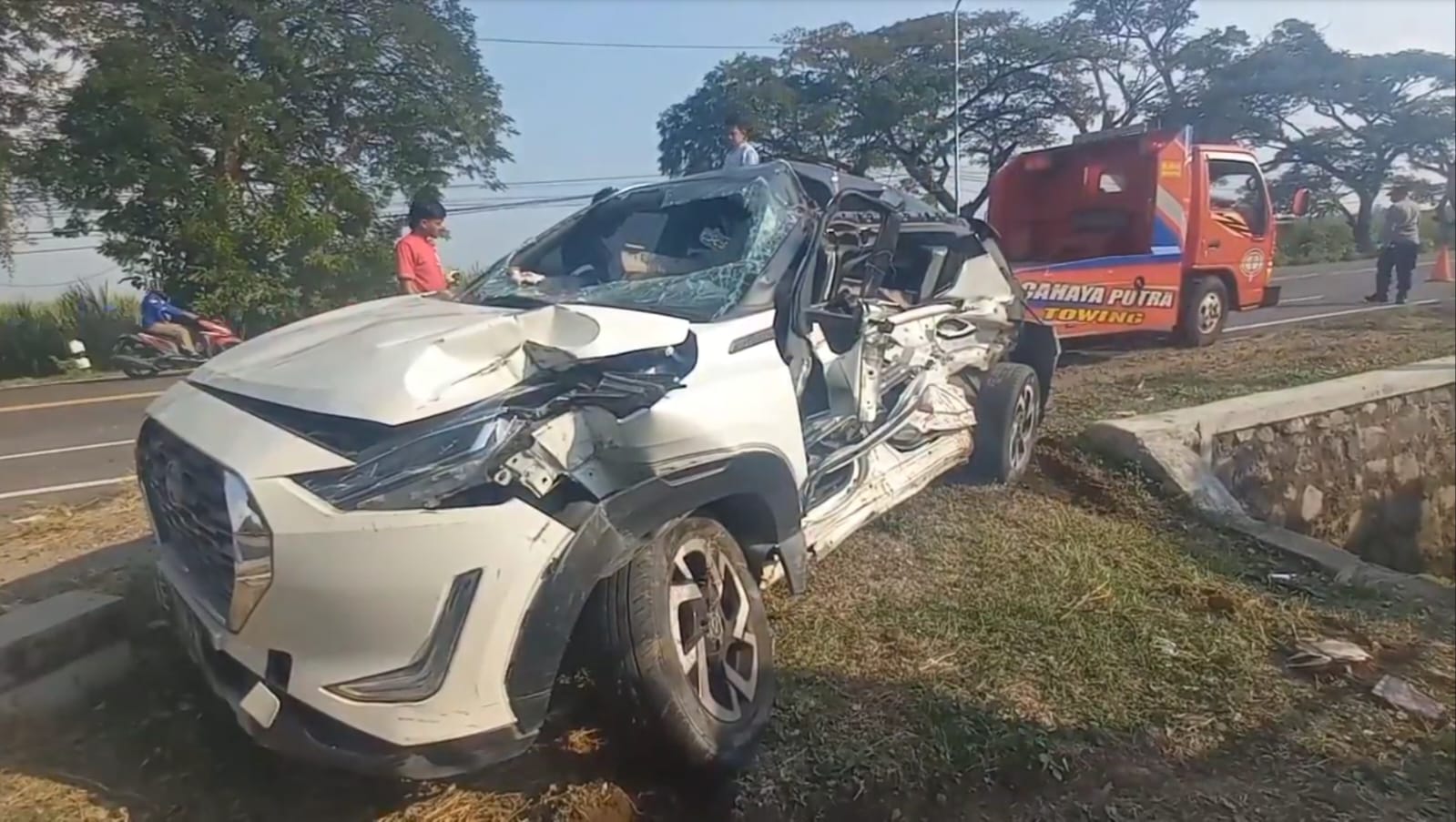 Minibus dan Trailer Adu Moncong di Jalan Raya Madiun, 2 Orang Terjepit