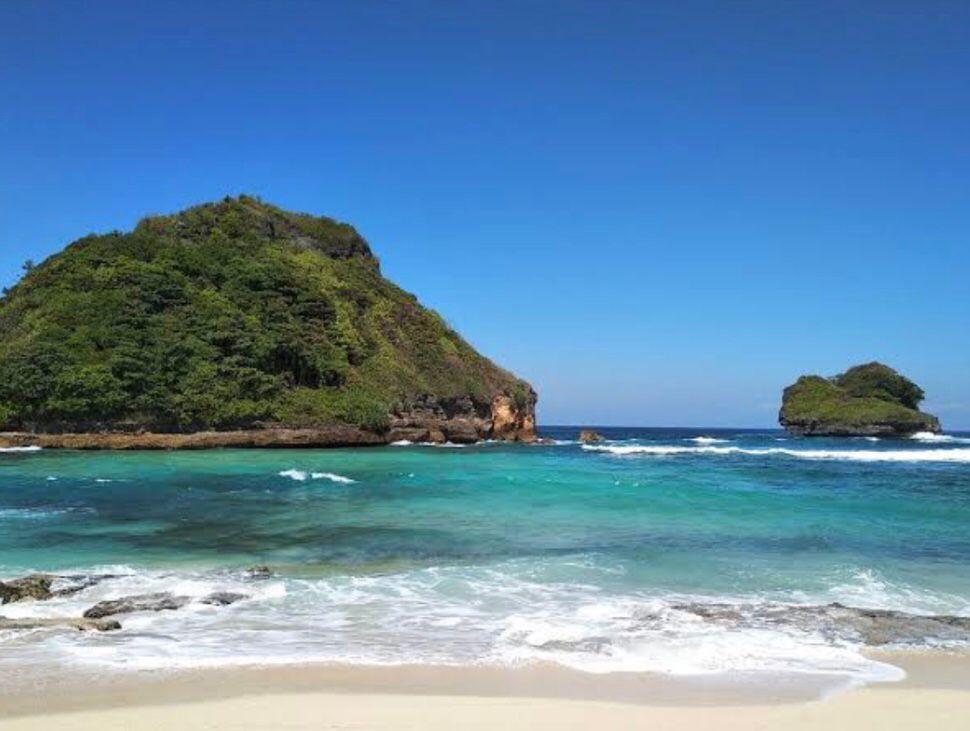 Tiga Destinasi Pantai Malang yang Terkenal dengan Pemandangan Indah