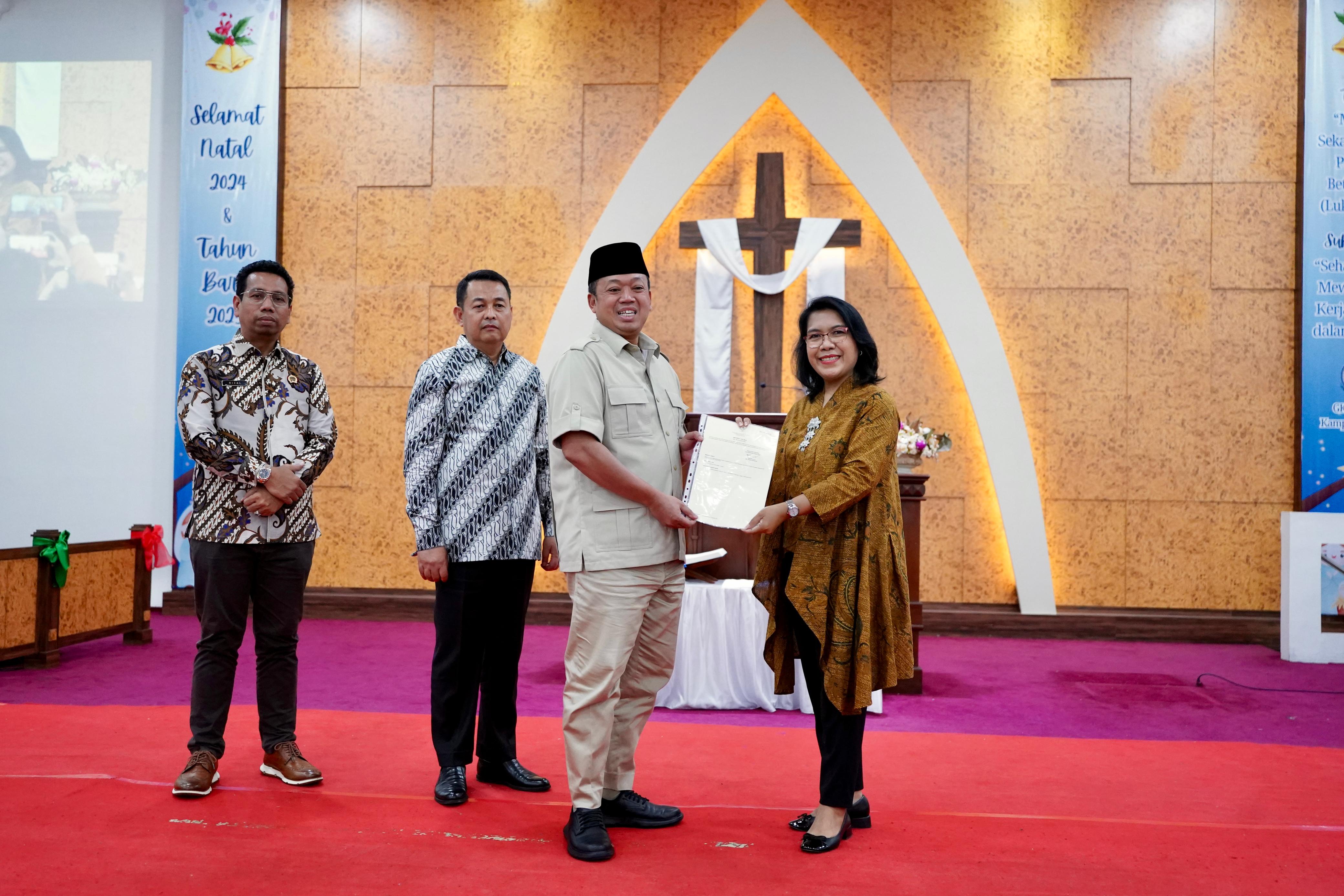 Menteri Nusron Serahkan Sertipikat untuk Gereja yang Berdiri Sejak 1968