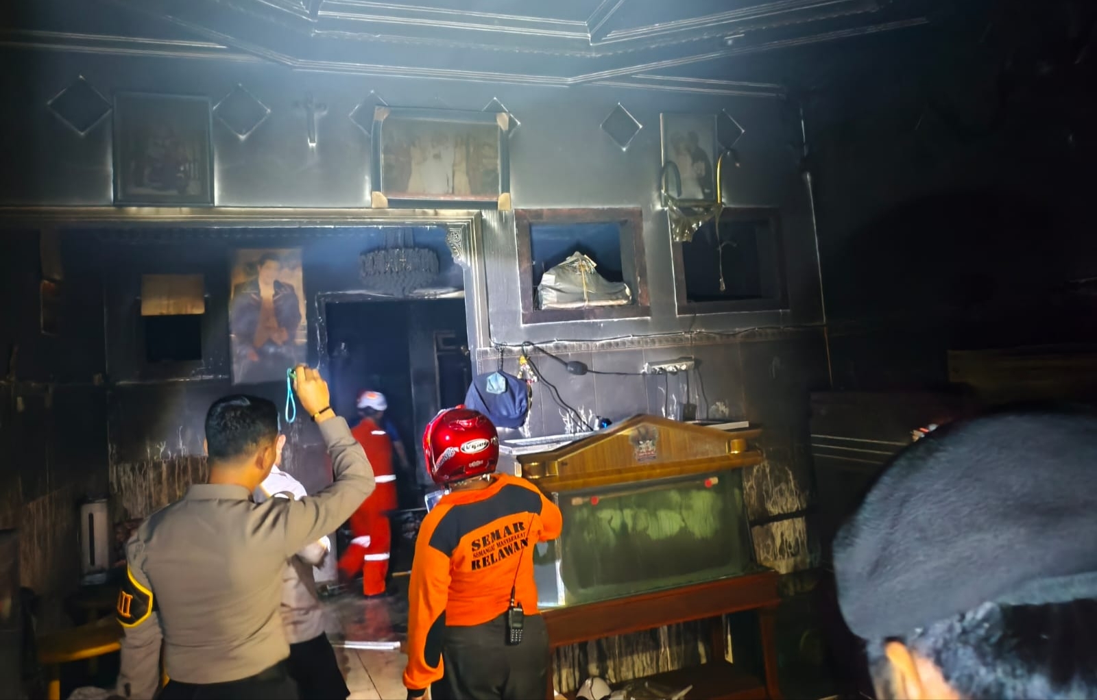 Diduga Korsleting AC, Rumah di Jalan Adityawarman Jombang Ludes Terbakar