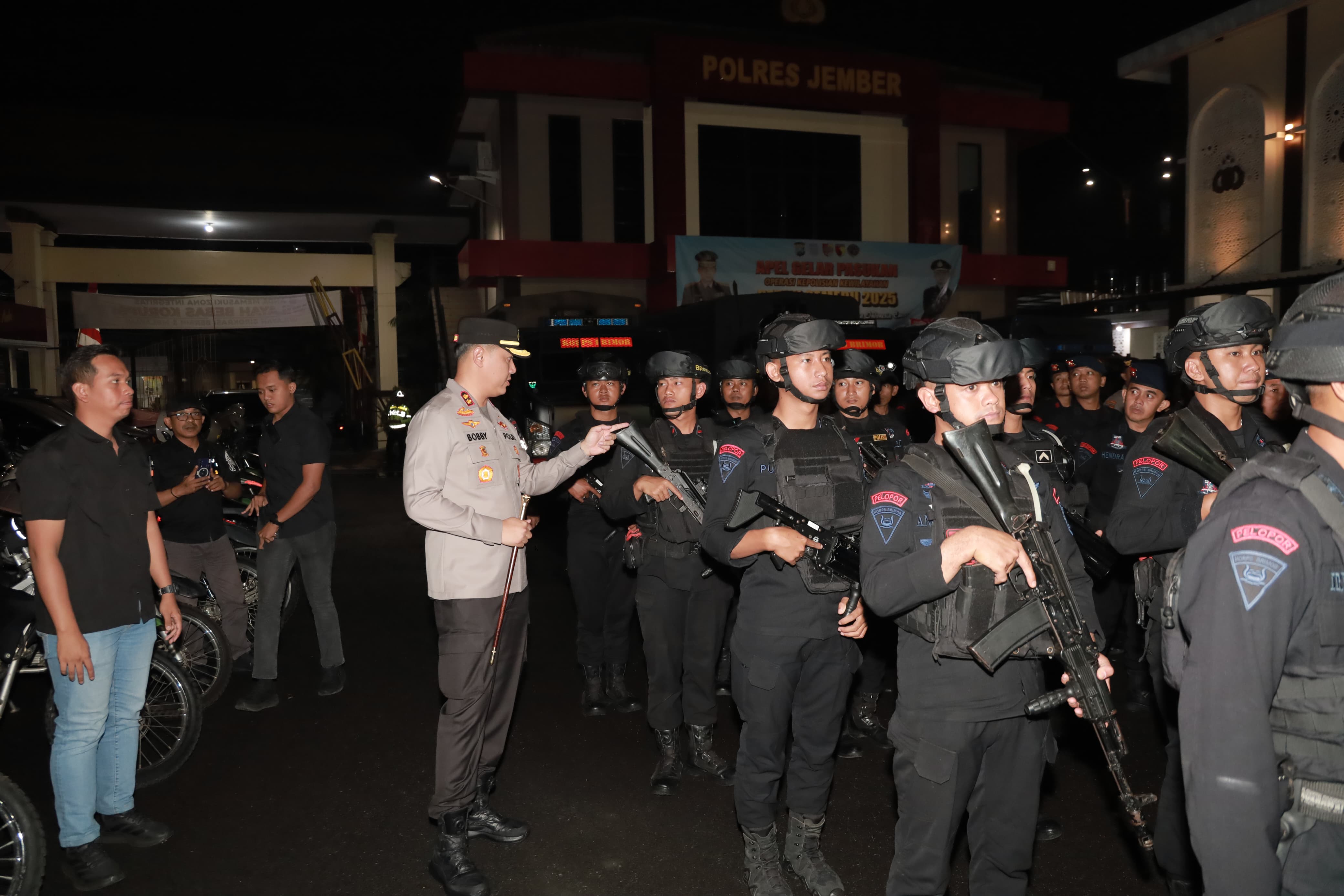 Polres Jember Gelar Patroli Skala Besar, Brimob Turun Tangan Amankan Malam Akhir Pekan