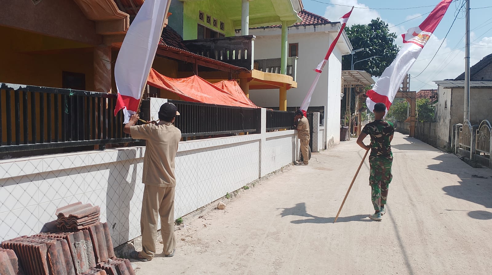 Sambut HUT Ke-79 Kemerdekaan RI, Satgas TMMD Kodim 0827/Sumenep Imbau Warga Pasang Bendera dan Umbul-umbul