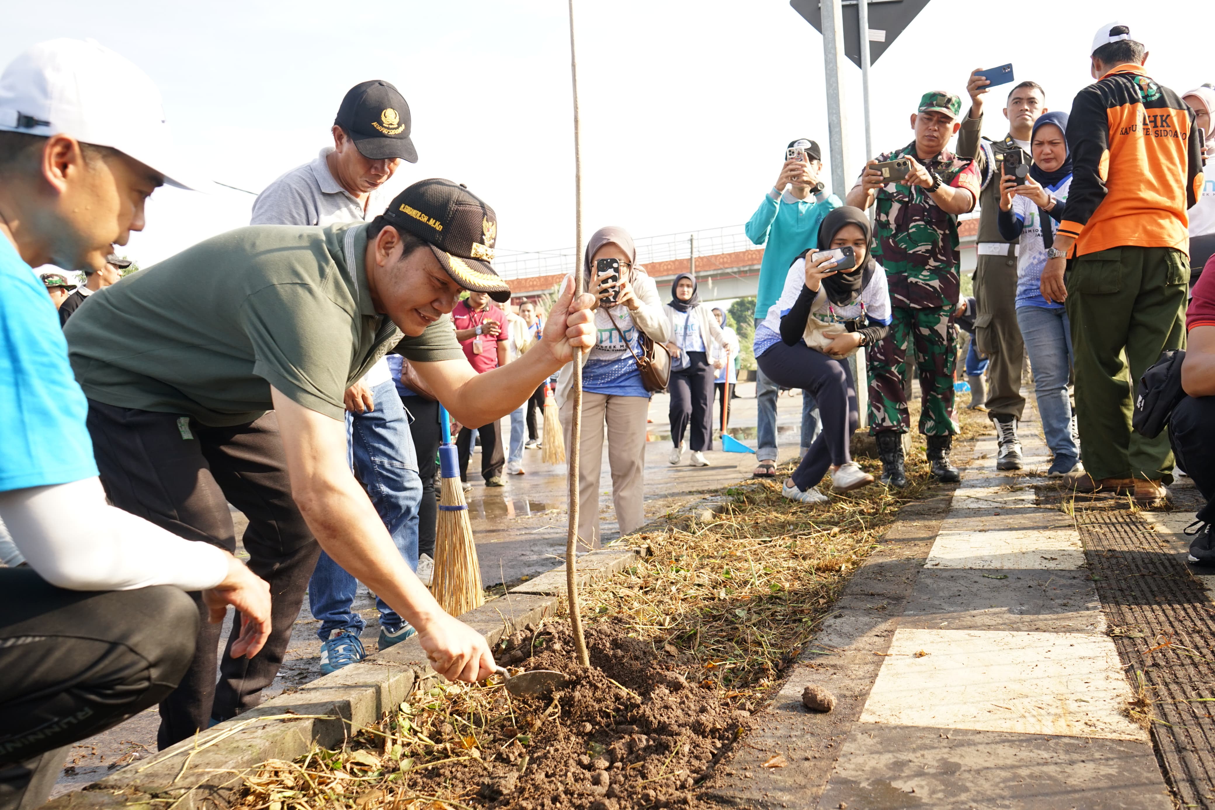 Program Revitalisasi, Bupati Sidoarjo Tanam Pohon Pule di Juanda