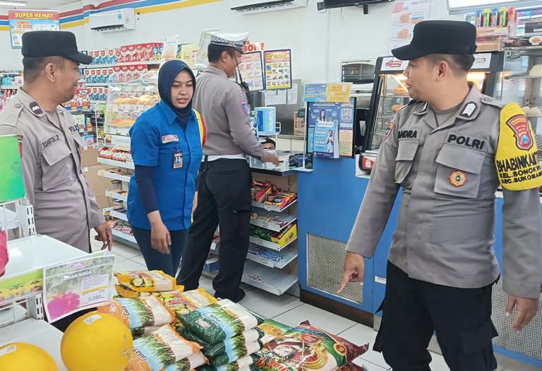 Polsek Sukomanunggal Cek Harga Sembako di Minimarket, Pastikan Stabilitas Harga Jelang Hari Besar
