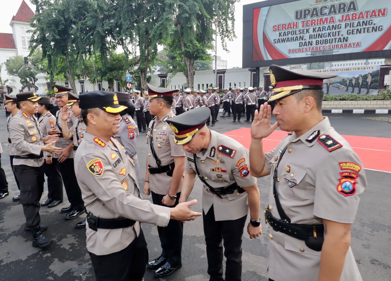 Polrestabes Surabaya Rombak 5 Kapolsek, Kombespol Luthfie Pesan Bawa Nama Baik Intitusi