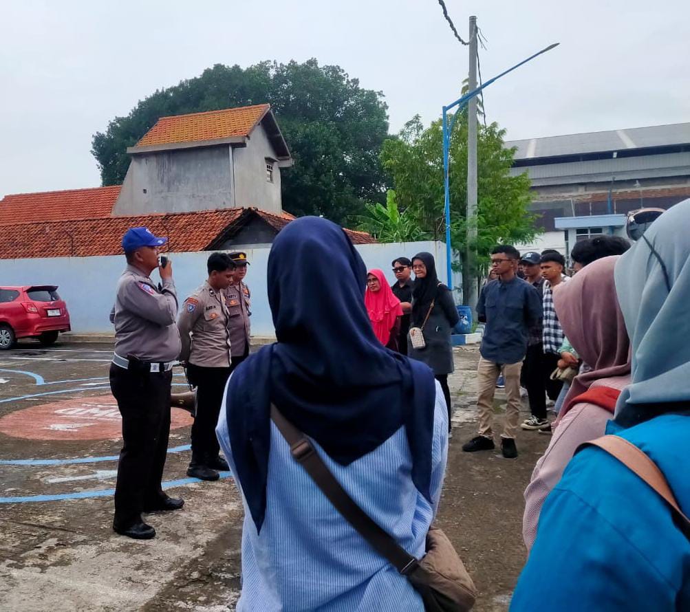 Polsek Karangpilang dan Satlantas Polrestabes Surabaya Gelar SIM Cak Bhabin di SMAK Santo Yusup 