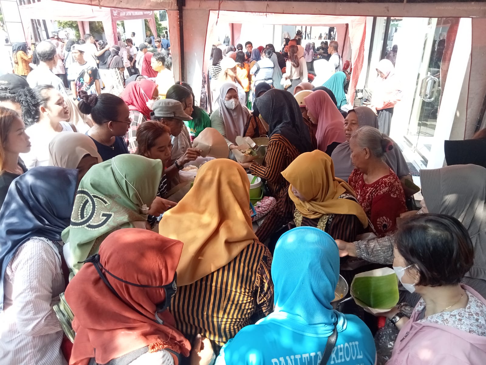 Sambut Hari Jadi Ke-819 Kabupaten Tulungagung, Ribuan Warga Serbu Makan Gratis