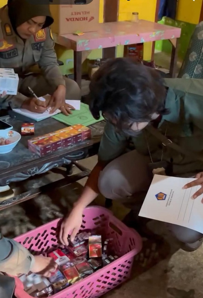 Satpol PP Nganjuk dan Bea Cukai Kediri Sita 4.876 Batang Rokok Ilegal di Loceret dan Pace