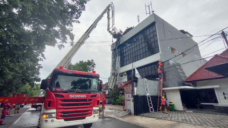Evakuasi Tower Provider Roboh Di Joyoboyo Surabaya Libatkan Bronto Skylift