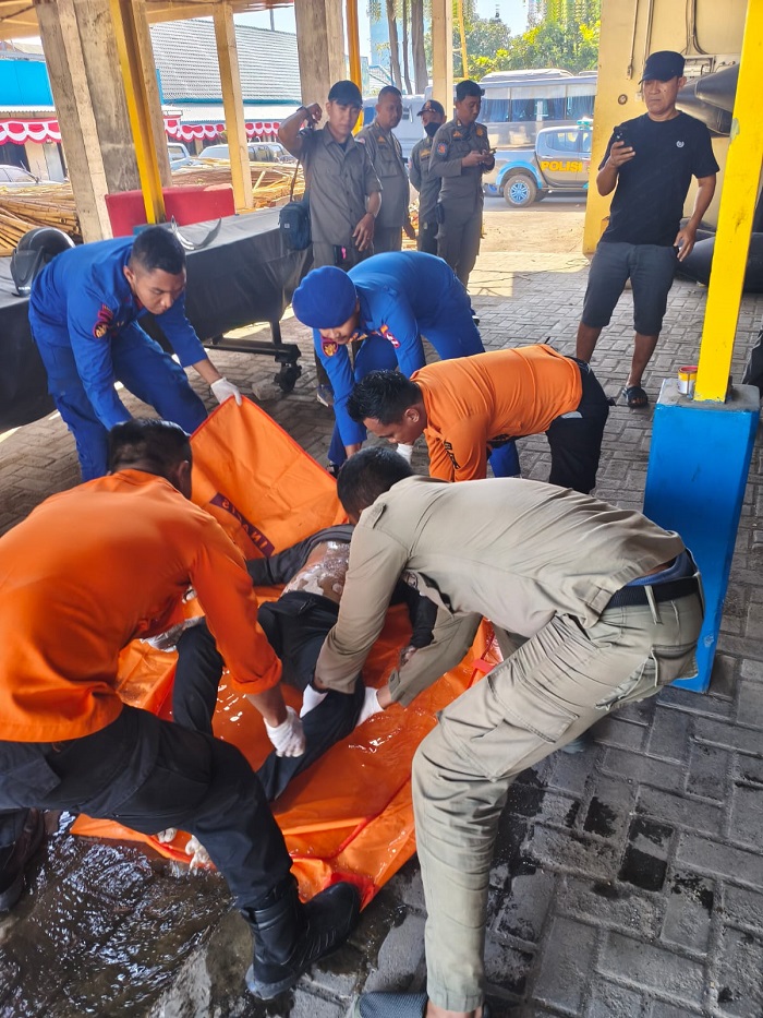 Jenazah Pria Tanpa Identitas Ditemukan Mengapung di Dermaga Jamrud Tanjung Perak