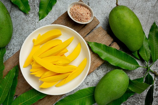 Kaya Serat atau Tinggi Vitamin A? Simak Perbedaan Kandungan Nutrisi Mangga Muda dan Matang
