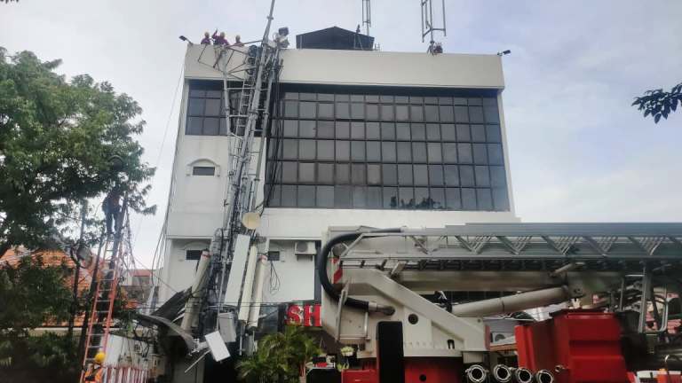 Detik-Detik Tower Provider Ambruk di Joyoboyo Surabaya Dihempas Angin Kencang