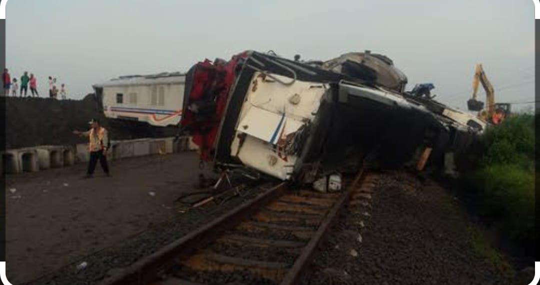 Imbas Kecelaakan Kereta Api di Bandung, KAI Daop 8 Alihkan Jalur Perjalanan 