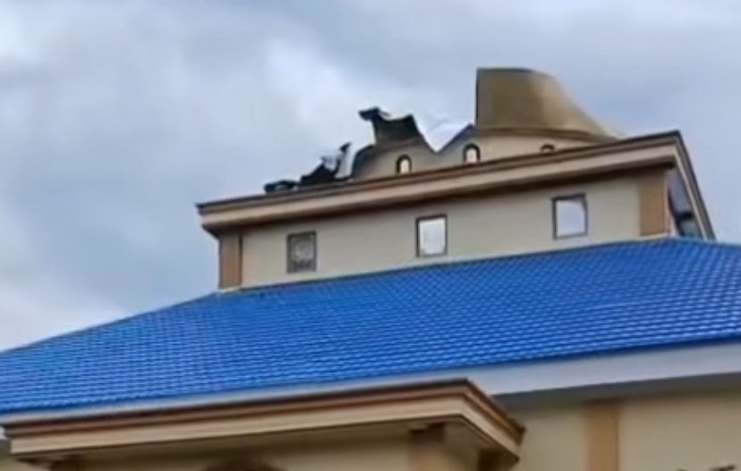 Angin Kencang Robohkan Kubah Masjid Al-Furqon Benjeng Gresik