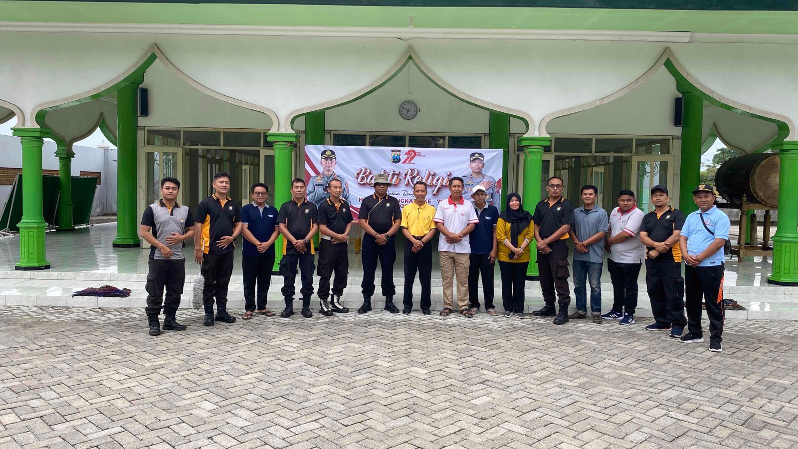 Bersama Pemdes, Polsek Sumberrejo Lakukan Bersih-bersih di Masjid