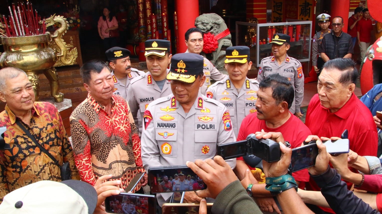Puluhan Personil Polresta  Malang Kota Siaga di Klenteng Eng An Kiong