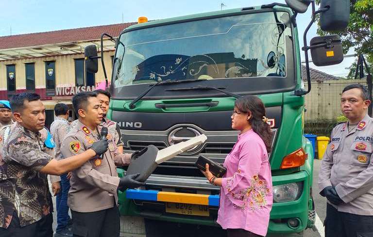 Kapolres Pelabuhan Tanjung Perak AKBP Wahyu Hidayat Kembalikan Kendaraan Hasil Kejahatan kepada Pemilik