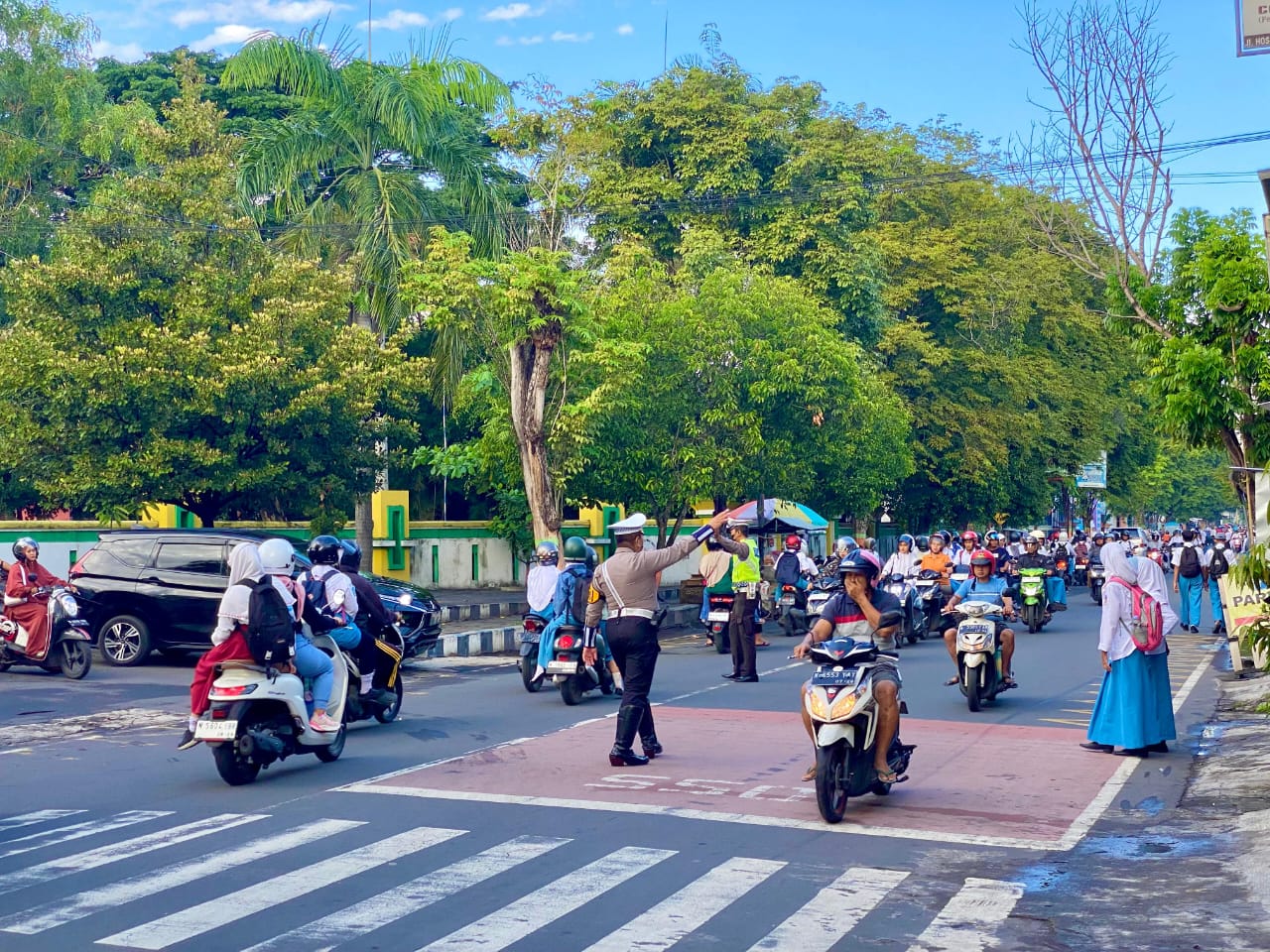 Kasat Lantas Polres Lumajang Turun Langsung Atur Lalu Lintas, Pastikan Keselamatan Pelajar