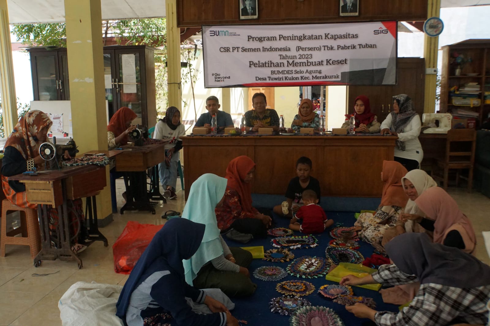 SIG Bangkitkan Kreativitas Ibu-Ibu Desa Tuwiri Kulon Melalui Pelatihan Pembuatan Keset