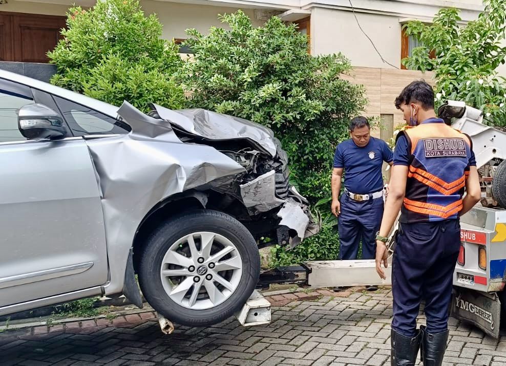 Sebabkan Laka Beruntun di Jalan Mayjen Sungkono, Polisi Tindak Pengemudi Innova di Bawah Umur