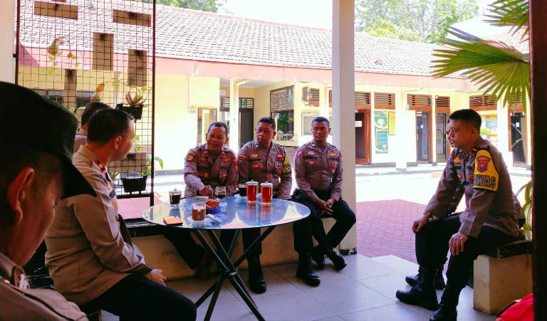 Polsek Wonocolo Gelar Ngopi Bareng Tingkatkan Silaturahmi dan Pelayanan Masyarakat