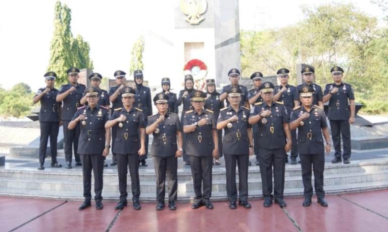 Peringati Hari Bhakti Pengayoman Ke-79 dengan Upacara Tabur Bunga di TMP 10 November Surabaya