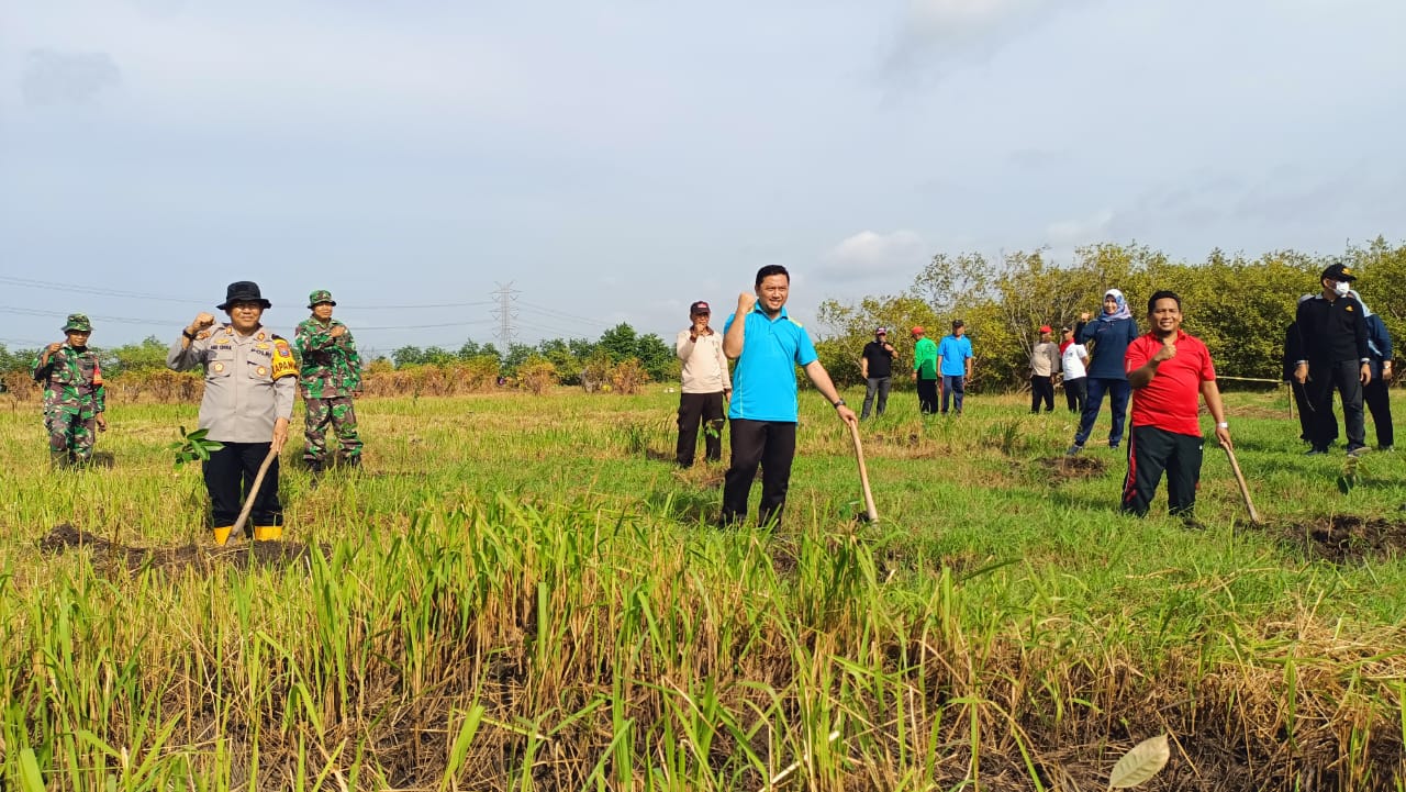 Polisi Bersama Forkopimda Tulangan Sinergi Bersih Lingkungan dan Tanam Pohon