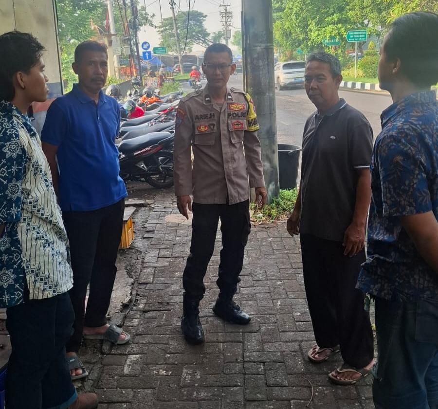 Antisipasi Curanmor, Bhabinkamtibmas Penjaringansari Sambang Kedai Merakyat