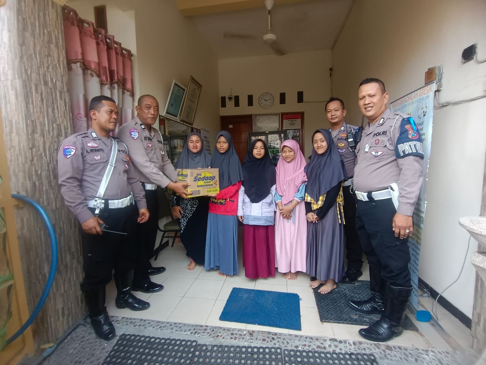 Satlantas Polres Gresik Berbagi Kebahagiaan di Yayasan Fadhillah, Perpaduan Kasih Sayang dan Pendidikan Lalin