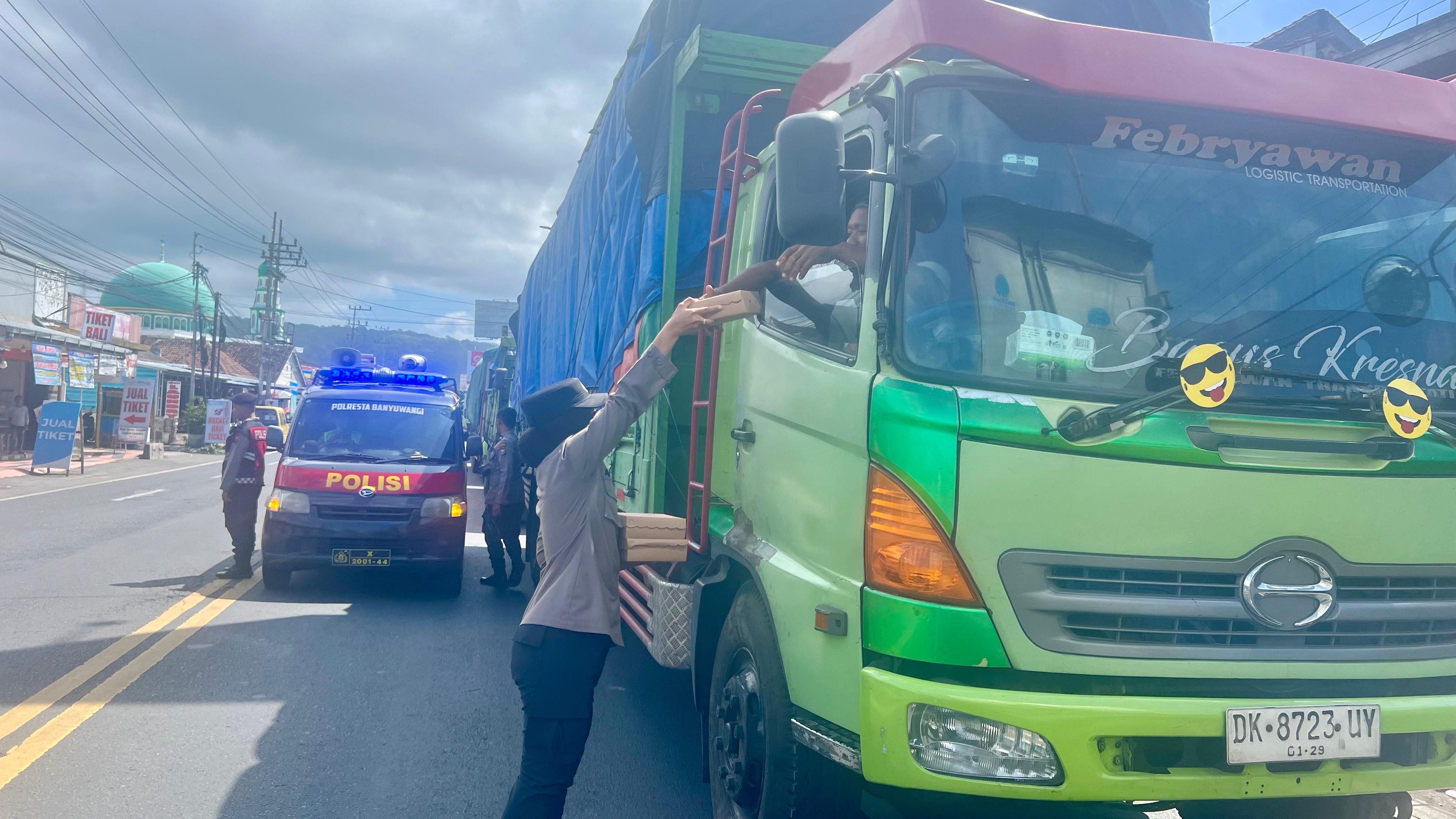 Polresta Banyuwangi Peduli, Bagikan Nasi Kotak kepada Sopir yang Antre di Jalur Ketapang